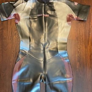 Aqua Sphere Men’s size L lightweight short sleeved short leg wetsuit.